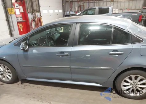 2021 Toyota Corolla Xle z USA, uszkodzony, nr VIN 5YFFPMAE5MP260526